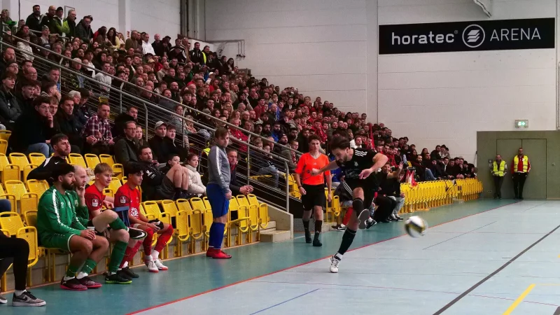 Gianni Bovino vom TuS Horn-Bad Meinberg holt aus zu einem seiner sechs Treffer in der LZ-Cup-Zwischenrunde. Im Hintergrund schaut Schiedsrichter Ebrar Yilmaz (SpVg Hagen-Hardissen) genau hin. - &copy; J&ouml;rg Hagemann