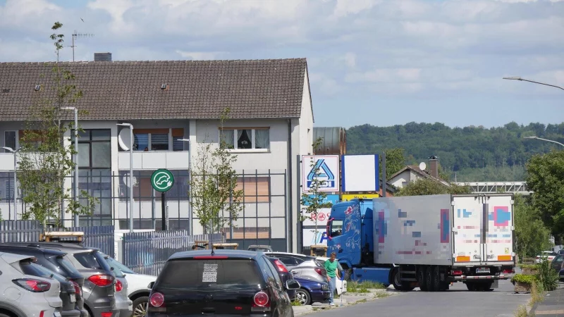Vor allem nächtliche Lkw-Anlieferungen ärgern die Anwohner in der Nachbarschaft des Horner Fachmarktzentrums. - © Archivfoto: Jost Wolf