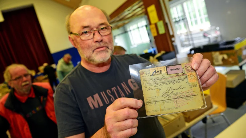 Hartmut Sohn, Vorsitzender des Briefmarkensammler-Vereins Lippe, h&auml;lt eine Postanweisung per Nachnahme &uuml;ber 21 Mark von 25.05.1904 in der Hand. - &copy; Nicole Ellerbrake