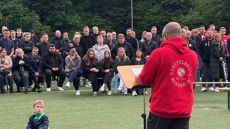 Trauerfeier auf den Diestelbrucher Sportplatz: Vereinsvorsitzender Axel Landwehrmeyer gedenkt Selcuk Cakil. - &copy; Martin Hostert