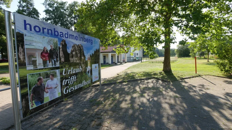 Hier, direkt neben dem Heinrich-Drake-Platz an der Werre, soll der Parkplatz und Eingangsbereich des Neubaus der Grundschule Bad Meinberg entstehen. - © Archivfoto: Jost Wolf