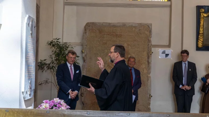 Die Gedenktafel f&uuml;r Bernhard II. wird von Erzbischof der Lettischen Evangelisch-Lutherischen Kirche Jānis Vanag eingeweiht. - &copy; Stephan Prinz zur Lippe