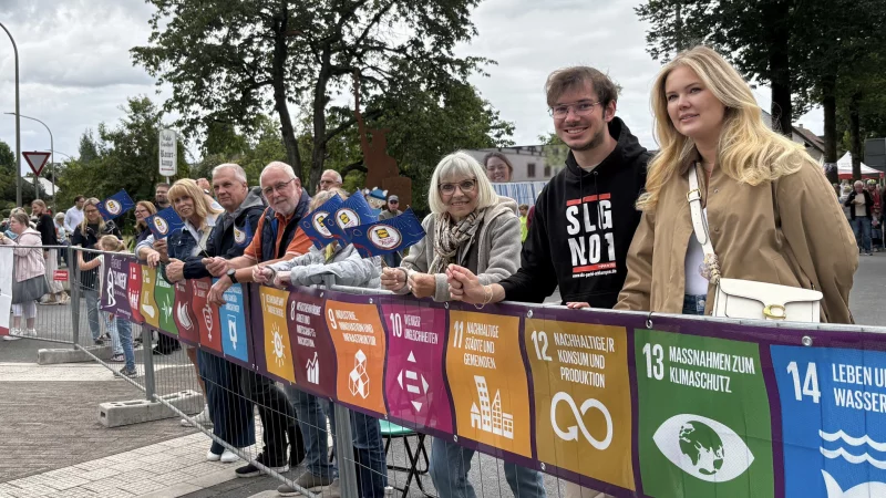 Zahlreiche Zuschauer warten beim Streckenfest in Schlangen auf die Radfahrer der Lidl-Deutschlandtour. - &copy; Jan Schillmann