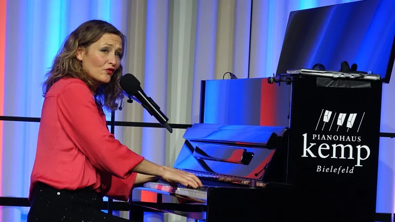 Sang und spielte und redete vor rund 90 G&auml;sten in Bad Salzuflen: Anne Folger. - &copy; Axel B&uuml;rger