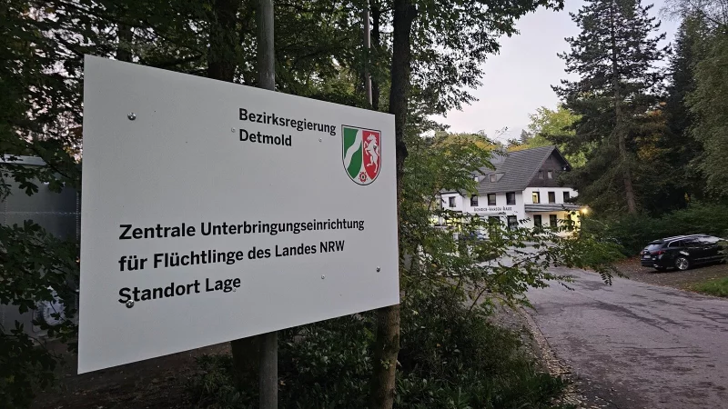 Das Schild macht es offiziell: Das ehemalige Heinrich-Hansen-Haus ist keine Notunterkunft mehr. Im Juli hat der Betreiber gewechselt. - © Astrid Sewing