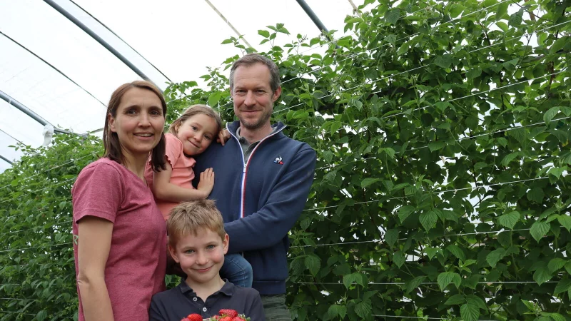 Katharina E&szlig;er und ihr Mann Kim-Marc Brockmeyer zusammen mit Elli (5) und Till (8). Im Hintergrund sind die Himbeeren zu sehen. - &copy; Judith Gladow