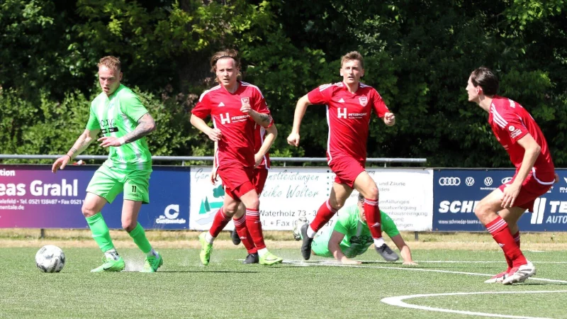 Umringt von drei Lipperreiher Gegenspielern behauptet der Ahmser Sören Seifert den Ball. - © Oliver König