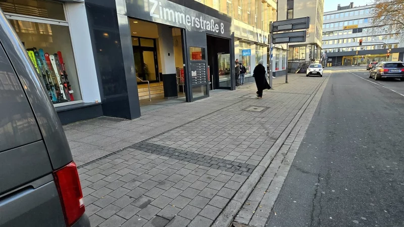 Sch&ouml;ne breite Parkpl&auml;tze? Falsch - hier sind Halten und Parken verboten. - &copy; Kurt Ehmke