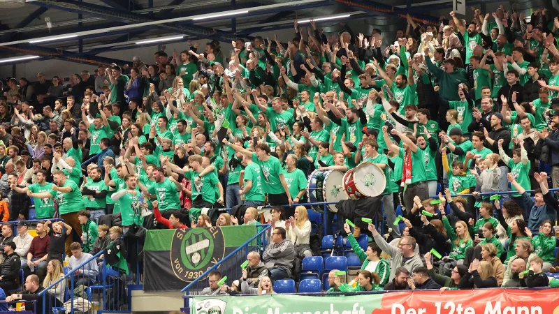 Die Fans der SG Belle-Cappel-Leopoldstal peitschen ihre Lieblinge nach vorne. - © Paul Cohen