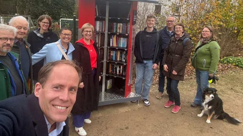 Spenderin Sabine Mellies (links vom Schrank), Ortsb&uuml;rgermeisterin Beate Herzke (links daneben in blau) und Kay Sandmann-Puzberg von der B&uuml;rgerstiftung (ganz vorne links) freuen sich mit lesebegeisterten Berlebeckern &uuml;ber den B&uuml;cherschrank. - &copy; B&uuml;rgerstiftung Detmold