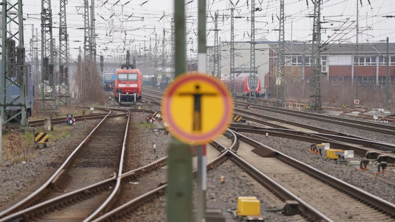 Verspätungen, Zugausfälle, Baustellen: Der Schienennahverkehr in NRW war 2024 desolat wie nie - © Marcus Brandt/dpa