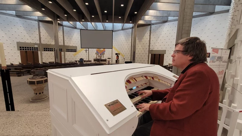 Gregor Schwarz l&auml;dt zum offenen Singen in die Kirche ein. Die Texte zu den popul&auml;ren Liedern gibt es passend auf gro&szlig;er Leinwand. - &copy; Katrin Kantelberg