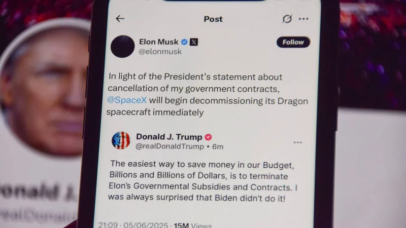 Kritiker bemängeln zunehmende Desinformationen sowie Hass und Hetze auf Plattformen wie "X" von US-Unternehmer Elon Musk. - © IMAGO/ZUMA Press Wire