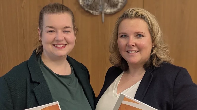 Nicole Krüger (rechts) und ihre Stellvertreterin Samantha Trzeciak-Hawes
stellen den Gleichstellungsplan des Kreises Lippe vor. - © Kreis Lippe
