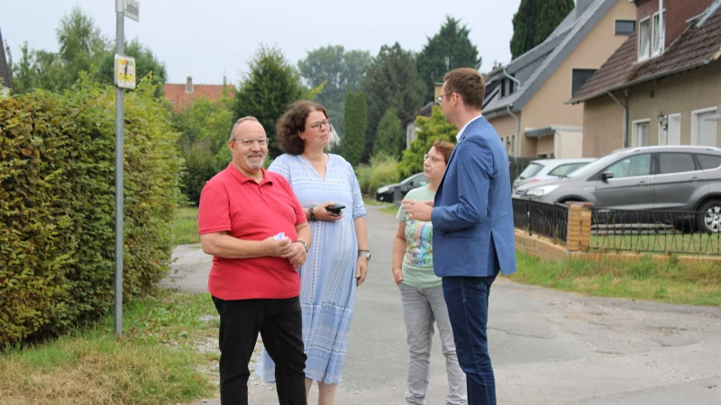 Klaus Venghaus (von links), Silvia Pla&szlig;-Stolle und Heike Venghaus im Gespr&auml;ch mit B&uuml;rgermeister Matthias Kalkreuter. - &copy; Lorraine Brinkmann