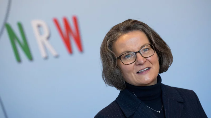 Die 48 Jahre alte Ina Scharrenbach hat am Dienstag mitgeteilt, dass sie an Krebs erkrankt ist – und kürzertreten muss. - © dpa