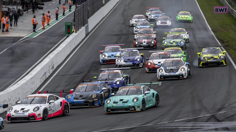 Der Bad Salzufler Gian Luca T&uuml;ccaroglu (vorne links)&nbsp; nimmt am Porsche-Carrera-Cup Deutschland, hier beim Rennen in Zandvoort (Niederlande), teil. - &copy; Porsche AG, Bildagentur Kr&auml;ling