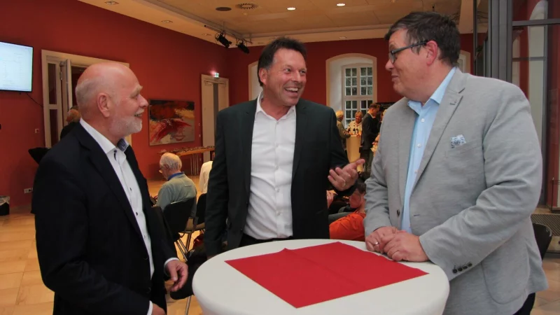 Frank Hilker (Mitte) im Gespr&auml;ch mit dem SPD-Stadtverbandschef Andreas Schmidt (rechts) und dem Fraktionsvorsitzenden Rainer Friedrich. 
 
 &nbsp; - &copy; Jana Beckmann