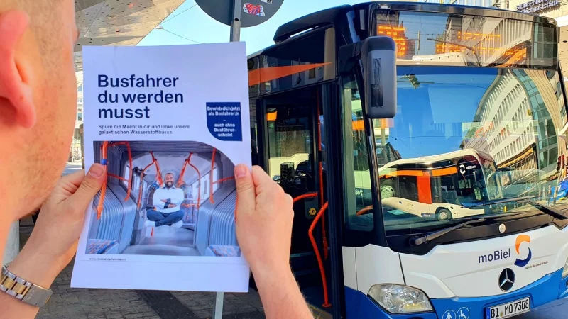 Student Luca mit der Kampagne von Mobiel in Bielefeld, die von vielen als schwierig, weil unterschwellig rassistisch, empfunden wird. - © Kurt Ehmke