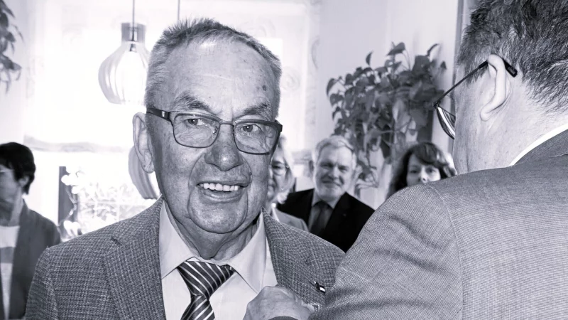 Rolf Hollensteiner hier bei der Auszeichnung mit der Verdienstmedaille des Verdienstordens der Bundesrepublik Deutschland durch Landrat Dr. Axel Lehmann. - &copy; Achrchivbild: Axel B&uuml;rger