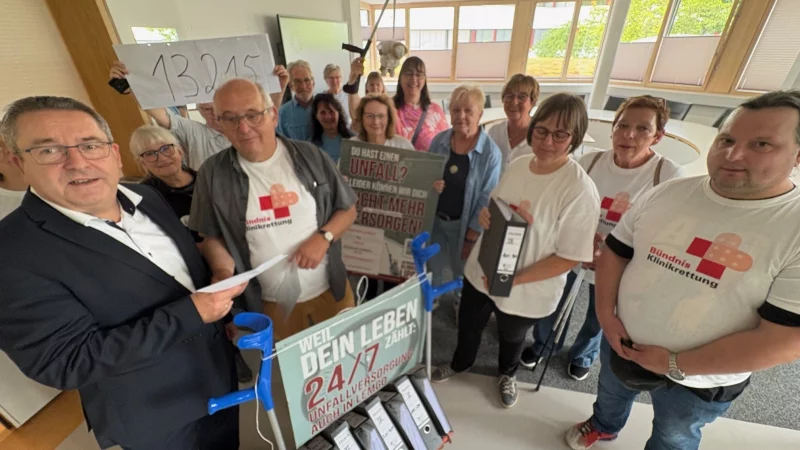 Das Aktionsb&uuml;ndnis Klinikum bei der Unterschriften-&Uuml;bergabe Anfang Juni. Links Landrat Dr. Axel Lehmann, neben ihm B&uuml;ndnis-Sprecher Walter Brinkmann. - &copy; Archivfoto: Martin Hostert