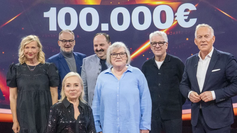 Die Bielefelderin Beate Otto (3. v. r.) mit Moderator Johannes B. Kerner (r.) und den Experten Andrea Kiewel (v. l.), Frank Plasberg, Christine Urspruch, Johann Lafer und Marcel Reif. - © ZDF/Max Kohr