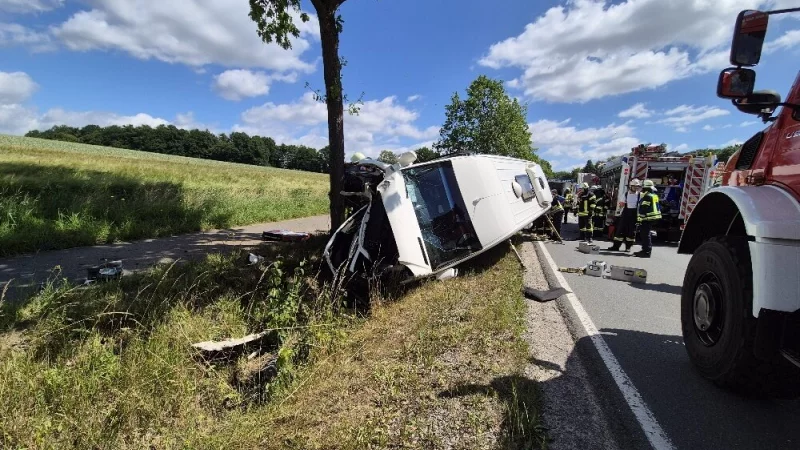 Der Kleinbus ist auf der Lütter Straße gegen einen Baum geprallt. - © Freitag-TV