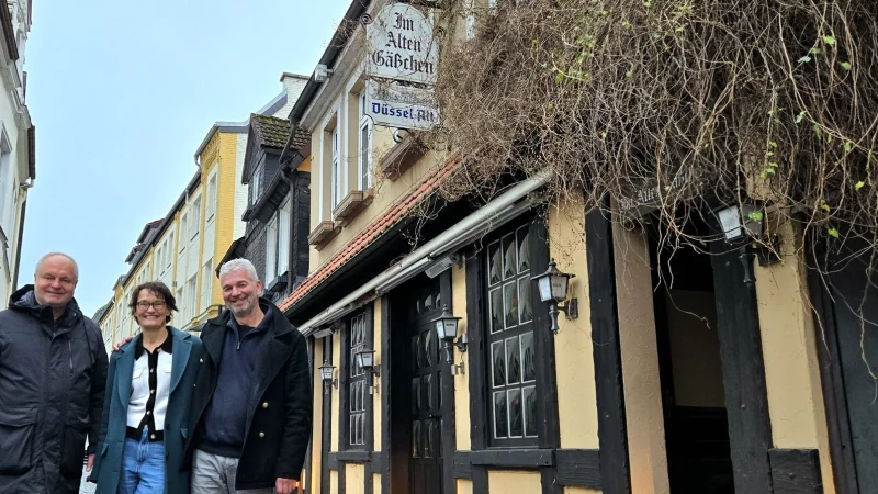J&uuml;rgen Stracke (l.) hat das Haus an der Klasingstra&szlig;e - fr&uuml;her sa&szlig; hier die Kneipe "Im alten G&auml;sschen" - an Mathis und Natalie Wissemann vermittelt. - &copy; Kurt Ehmke