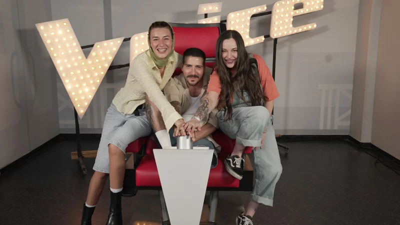 Alessio Loriga hier neben Pauline Steinbrecher (l.) und Yvonne Rüller (r.), kehrt nach zehn Jahren zurück zu „The Voice of Germany“ - © ProSiebenSat.1 Media