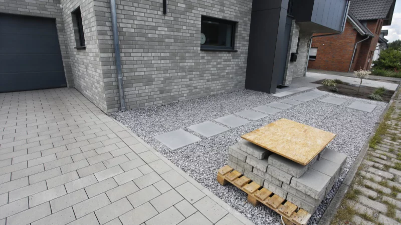 Kein Platz f&uuml;r Blumen und Bienen: Ein Schottergarten ist eine &ouml;kologische W&uuml;ste, er bietet Insekten weder Nahrung noch Unterschlupf. - &copy; Roland Th&ouml;ring