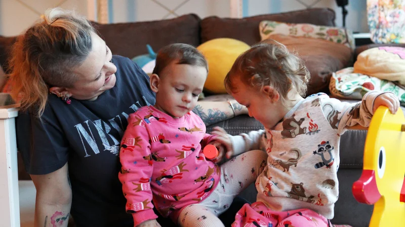 Bei der Geburt der Zwillinge sah es nicht danach aus, dass Cassia (Mitte) und Carter (rechts) putz und munter durch Xenia Staubs Wohnzimmer turnen. - &copy; Alex Lehn