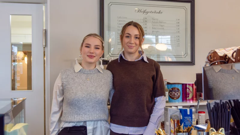 Kira G&uuml;nner (27, links) und Maria Maiolo (22) haben sich mit der Wiederer&ouml;ffnung des Grabbe-Caf&eacute; ihren Traum von der eigenen Gastronomie erf&uuml;llt. - &copy; Raphael Bartling