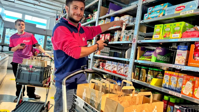 Einkaufen im Zeitraffer-Tempo: Die Flink-Mitarbeiter Fabienne Cimino und Marco La Grotteria sind als Picker unterwegs und sammeln die bestellten Waren ein. Das Ziel: Acht Sekunden pro Produkt. - &copy; Eike J. Horstmann