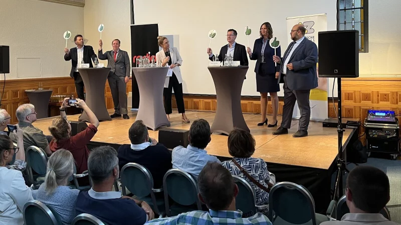 Einstimmig: Die Bürgermeisterkandidaten Frank Hilker, Nadine Anita Eschen, Dr. Elmar Thyzel, Dr. Marika Thiersch und Viktor Hüber (von links) zeigen den grünen Daumen. Zuvor hatte Radio-Lippe-Moderatorin Judith Brentrup (Mitte) die folgende Aussage vorgelesen: "Mit mir als Chef/Chefin im Rathaus bleibt der Weihnachtsmarkt auf dem Schloßplatz." - © Jana Beckmann