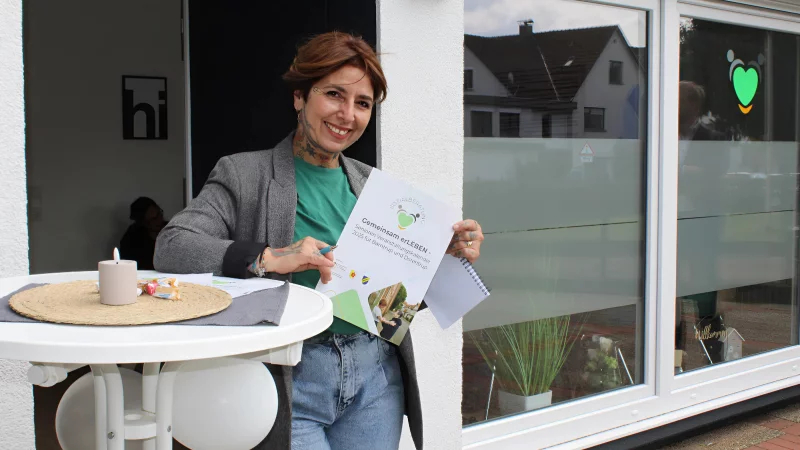 Sozialarbeiterin Esra Kanbal ist seit Ende vergangenen Jahres in Dörentrup und Barntrup aktiv. Sie leitet das neue "Erzählcafé" im Hillentruper Zentrum und verantwortet das neue Veranstaltungsprogramm. - © Annika Langhagel