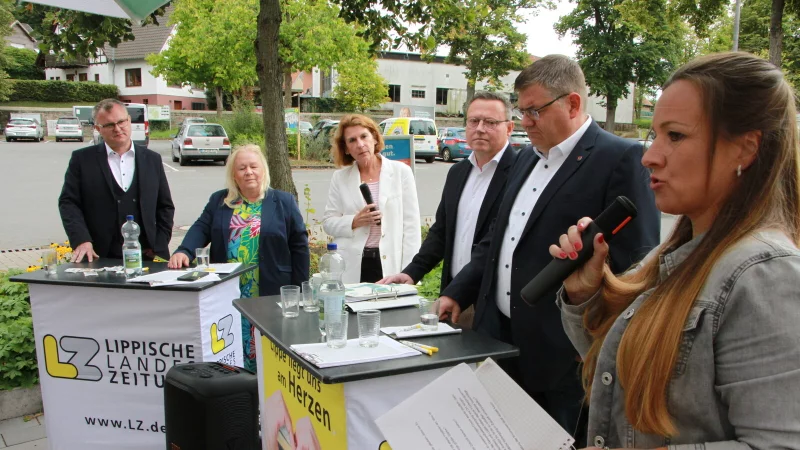 Beim LZ-Wahlmobil (von links): Die B&uuml;rgermeisterkandidaten Swen Horstmann (SPD) und Birgitt H&ouml;hn (Gr&uuml;ne), die stellvertretende LZ-Chefredakteurin Silke Buhrmester, die B&uuml;rgermeisterkandidaten Marco M&uuml;llers (parteilos) und Marc Beckmeier (CDU) sowie LZ-Redakteurin Michaela Wei&szlig;e. - &copy; Martin Hostert