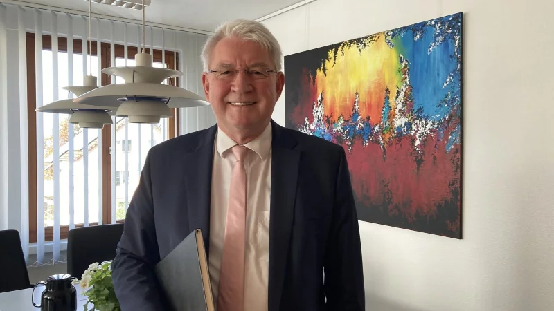 Da war er noch im Amt: B&uuml;rgermeister Thomas Katzer freut sich auf seinen Ruhestand. Das Bild im Hintergrund hat seine Frau f&uuml;r ihn gemalt. - &copy; Cordula Gr&ouml;ne