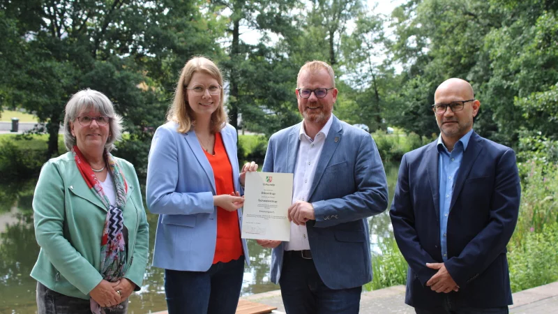 Britta B&uuml;ker (von links) und Chistina Hoppe von der Bezirksregierung &uuml;bergeben B&uuml;rgermeister Friso Veldink und Axel Jungblut (Fachbereichsleiter Verwaltung und Organisation) die Urkunde. - &copy; Lorraine Brinkmann