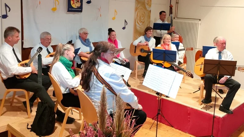 Das Mandolinenorchester nimmt seine Zuhörer im Kulturschuppen mit auf eine musikalische Reise. - © rw-system