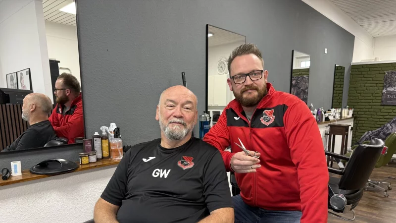 Vater und Sohn: George (l.) und Timm White engagieren sich gemeinsam ehrenamtlich beim Herforder SV. Auch im Friseursalon ist der Verein ein Thema. - &copy; Sevim Hang&uuml;l