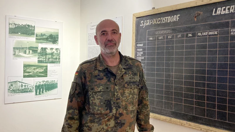 Hauptmann Stephan Meyer leitet seit vergangenem Jahr die Militärgeschichtliche Sammlung auf dem Gelände der GFM-Rommel-Kaserne. - © Cordula Gröne