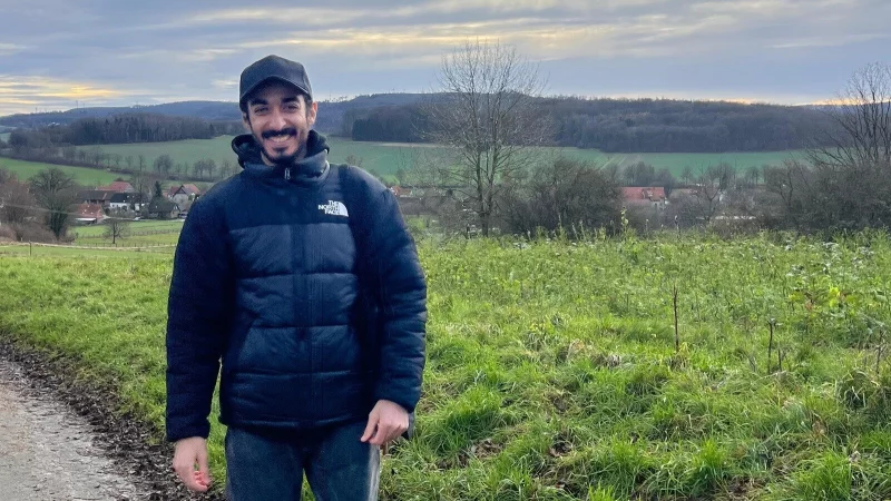 Omar Abdelhady mag es, über die Felder rund um Detmold zu spazieren. "Man sieht dort Pferde und kommt an Apfelbäumen vorbei", beschreibt er die Szenerie. - © Omar Abdelhady