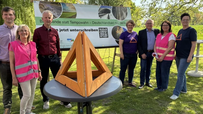 Unterstützen eine Petition zur Überprüfung des Deutschlandtakts: Matthias Lampenscherf (WLV Lippe), Marlies Witte (Landfrauen Lippe), Hermann Dedert (WLV-Kreisvorsitzender), Stefanie Rothenstein (Widuland, 2. Vors.), Jens Köster (Vors. Widuland) und Sarah Brodowski (Sprecherin Widuland und Landfrau, v.l.). - © Matthias Bungeroth