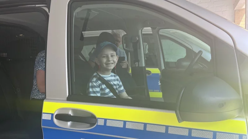 Der sechsjährige Muhammad Minkailov durfte im Polizeiauto mitfahren. - © Madina Minkailov