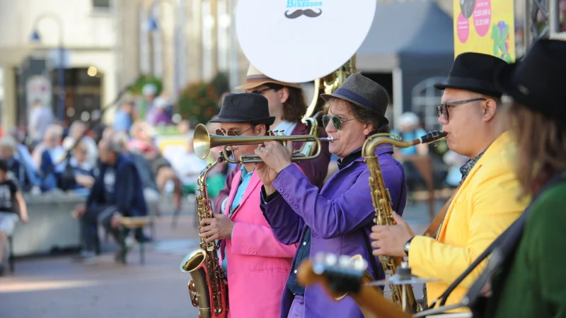 Die Band Brazzo Brazzone & The World Brass Ensemble entf&uuml;hrte die Besucherinnen und Besucher vor zwei Jahren zur&uuml;ck in die "Goldenen Zwanziger". - &copy; Archivfoto: Nicole Ellerbrake
