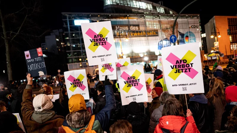 Schon bevor der Verfassungsschutz die Gesamtpartei der AfD als "gesichert rechtsextrem" eingestuft hat, haben Menschen in ganz Deutschland ein Verbot der Partei gefordert, wie hier bei der Kundgebung "Brandmauer statt Brandstiftung" von Amnesty International, Seebrücke und anderen Organisationen. Demonstranten halten Schilder mit der Aufschrift "AfD Verbot jetzt" vor der CDU-Zentrale hoch. - © picture alliance/dpa
