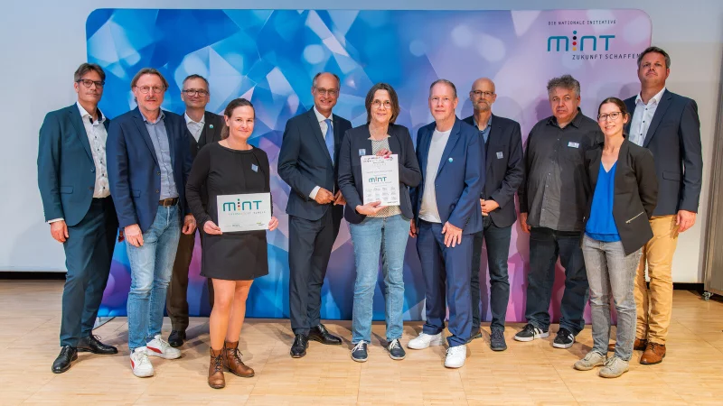 Urkunden&uuml;bergabe: (von links) Prof. Ren&eacute; Fahr (Uni Paderborn), Johannes Schlarb (Telekom Stiftung), J&ouml;rg Iske (PTC), Nadja Bauer (TU Dresden), Staatssekret&auml;r Dr. Urban Mauer, Regine K&ouml;rber (MINT-Koordination MWG Lemgo), Christian Fischer (MINT Zukunft), Prof. Peer Schmidt (BTU), Marius Galuschka (Christiani), Dr. Christian Berg (HNF). - &copy; Sergei Magel (HNF)