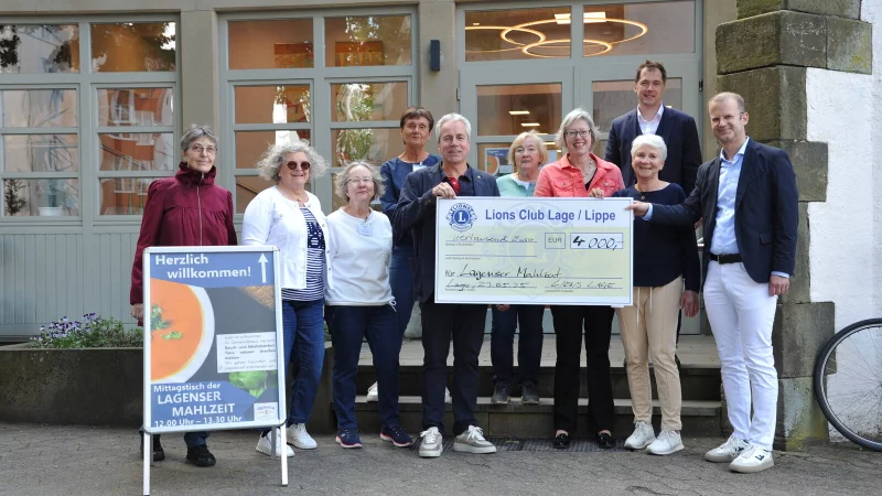 Die Vertreterinnen und Vertreter der Mahlzeit-Initiative zusammen mit Lions-Präsident Thomas Schäfer (6. von rechts) und Vize-Präsident Lars Ruwisch (rechts) bei der Spendenübergabe. - © Lions Club Lage