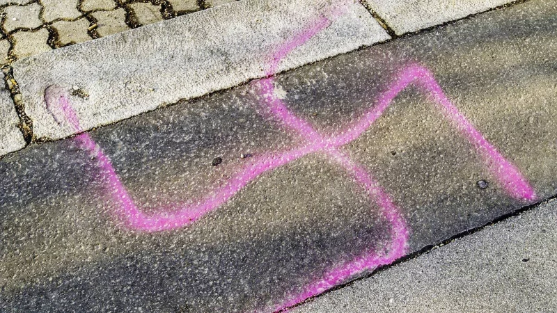 Das Verwenden verfassungsfeindlicher Symbole ist die am h&auml;ufigsten begangene rechtsextreme Straftat in NRW. - &copy; imago/allOver