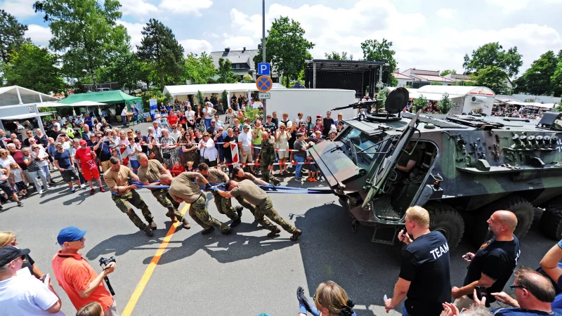 17 Tonnen lassen sich nur mit vereinten Kr&auml;ften bewegen - dass es aber klappen kann, wenn alle an einem Strang ziehen, haben die Augustdorfer Gruppen am Wochenende bewiesen. - &copy; Nicole Ellerbrake_
